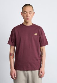 New Balance SPORT ESSENTIALS LOGO - Marškinėliai su spaudiniu - faded plum