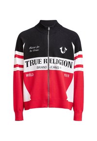 Jachetă cu fermoar roșie și neagră cu accente albe. Prezintă logo-ul "TRUE RELIGION" și modele în dungi. Textul spune "Modă pentru simțuri."
