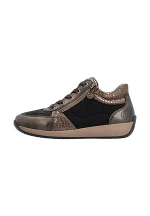 Baskets basses avec panneaux marron et noir texturés, lacets sur le devant, fermeture éclair latérale et semelle beige, présentées sur fond blanc.