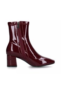 Stivaletti alla caviglia in vernice color bordeaux con punta appuntita e tacco robusto. Presentano una chiusura laterale con zip e una texture liscia e lucida.