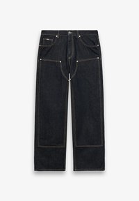 Μαύρο τζιν με ίσια γραμμή στο πόδι, ενισχυμένα μπαλώματα στα γόνατα, ορατές κίτρινες ραφές, τσέπες μπροστά και πίσω και κλείσιμο με κουμπί στη μέση.