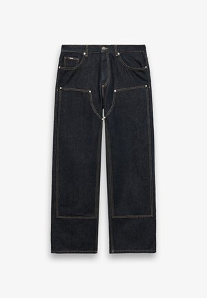 Svarte jeans med rette ben i denim, forsterkede knelapper, synlige gule sømmer, lommer foran og bak, og knappelukking i livet.