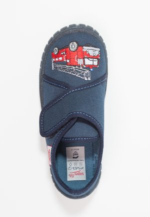 Pantofii din material de culoare bleu marin cu curea velcro, având un design brodat cu o mașină de pompieri roșie pe vârf și o talpă din cauciuc texturat.
