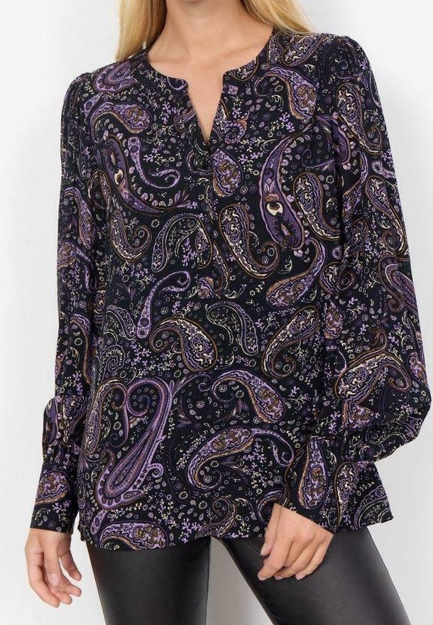 Blouse noire à manches longues avec un motif cachemire violet, dotée d'un décolleté en V avec encoche et de boutons décoratifs pour plus de détails et de texture.