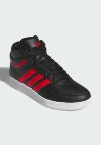 Czarne wysokie trampki z czerwonymi akcentami, z trzema kontrastującymi paskami, teksturowana cholewka ze skóry, wyściełany kołnierz i biała gumowa podeszwa.