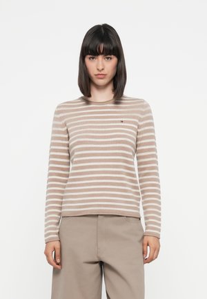 Langärmliger, beige-weiß gestreifter Pullover aus weichem Material, mit Rundhalsausschnitt und einem kleinen Logo-Akzent auf der Brust.