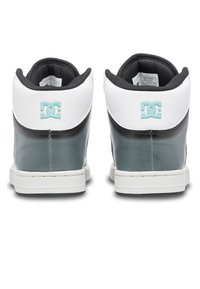 Zwarte en witte leren high-top sneakers met een gladde textuur, voorzien van een muntgroen logo en een witte rubberen zool.