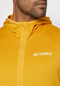 adidas Terrex TERREX XPERIOR LIGHT FLEECE HOODED JACKET - Treningsjakke - preloved yellow