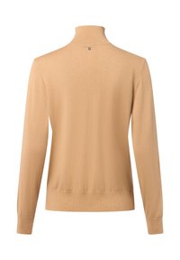 Beżowy sweter z długim rękawem, wysoki kołnierz, subtelna tekstura, dopasowany krój i małe metalowe logo z tyłu kołnierza.