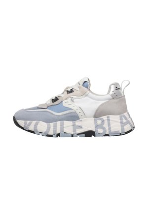 Sneaker chunky con suede e tessuto bianco, azzurro chiaro e grigio, scritta "VOILE BL" sulla suola e linguetta sul tallone.