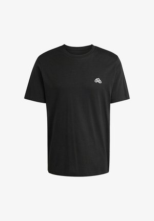 Camiseta negra de manga corta con cuello redondo y un pequeño logo blanco de dos zapatillas en el pecho izquierdo.