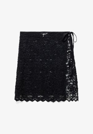 Falda envolvente de encaje negro con patrón floral y dobladillo con borde festoneado, con cierre de lazo lateral.