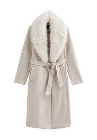 Abrigo exterior beige con un cuello de piel sintética, cinturón en la cintura y dos bolsillos frontales; textura suave con una silueta recta.