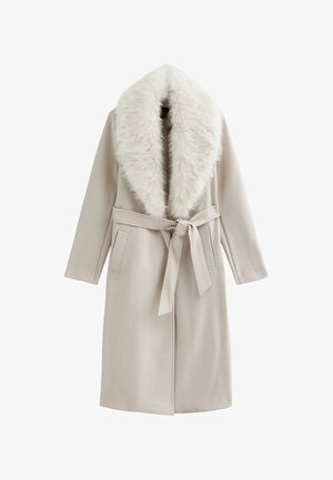 Abrigo exterior beige con un cuello de piel sintética, cinturón en la cintura y dos bolsillos frontales; textura suave con una silueta recta.