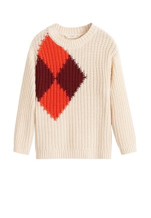 Maglione lavorato a maglia colore crema chiaro con un grande motivo a rombi rosso e bordeaux scuro sul lato sinistro, con scollo rotondo e polsini a costine.