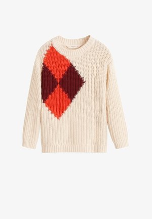 Pull en tricot crème clair avec un grand motif argyle rouge et bordeaux foncé sur le côté gauche, col rond et manches avec poignets côtelés.