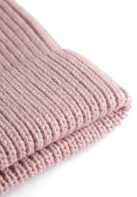 Roze gebreide muts met een ribbelstructuur en omgeslagen rand. Zachte draad met een gladde afwerking en gelijkmatige stiksels.