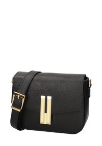 Borsa a tracolla in pelle nera con finitura testurizzata, con dettagli in hardware dorato e tracolla regolabile. Forma rettangolare compatta.