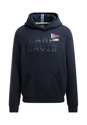 Marineblauer Hoodie mit einer vorderen Kängurutasche, dem Schriftzug "CAMP DAVID" und Aufnähern. Weicher Stoff, gerippte Bündchen und Bund.
