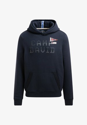 Marineblauer Hoodie mit einer vorderen Kängurutasche, dem Schriftzug "CAMP DAVID" und Aufnähern. Weicher Stoff, gerippte Bündchen und Bund.
