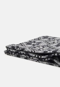 Grå och svart mönstrad scarf som är vikt prydligt, med en geometrisk design och mjuk textur samt tjocka, stickade kanter.