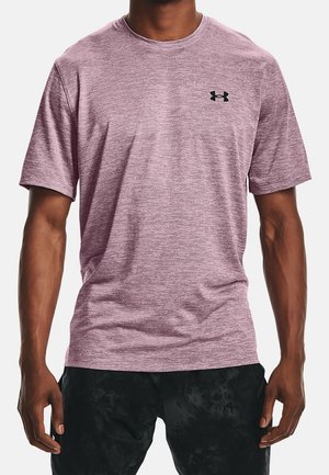 Světle fialové sportovní tričko na krátký rukáv vyrobené z prodyšné látky. Na hrudi má černé logo a jemný melírovaný vzor.