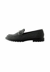 Grå loafers i fleece med sorte læderdetaljer, der har en dekorativ spænde og en struktureret gummisål. Lavprofil design.