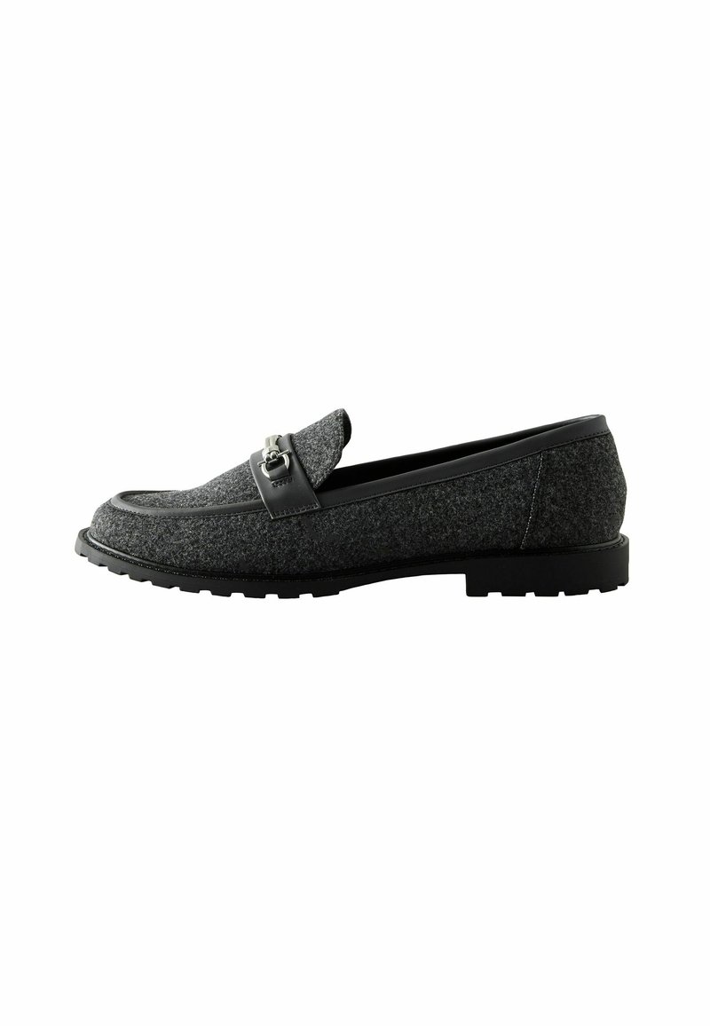 Pilki jauni loafers su juodais odiniais akcentais, turintys dekoratyvinę sagtį ir tekstūruotą guminį padą. Žemas profilis.