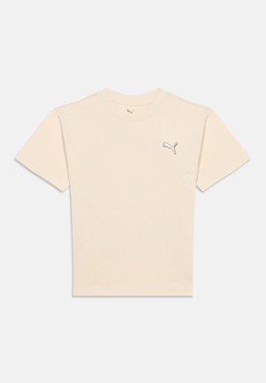 Beige t-shirt med korte ærmer, lille sort Puma-logo på venstre bryst og rund halsudskæring på hvid baggrund.