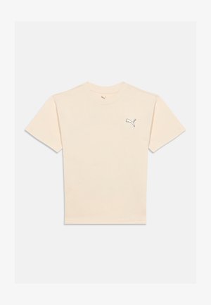 Beżowy t-shirt z krótkim rękawem, z małym czarnym logo Puma na lewej piersi i okrągłym dekoltem na białym tle.