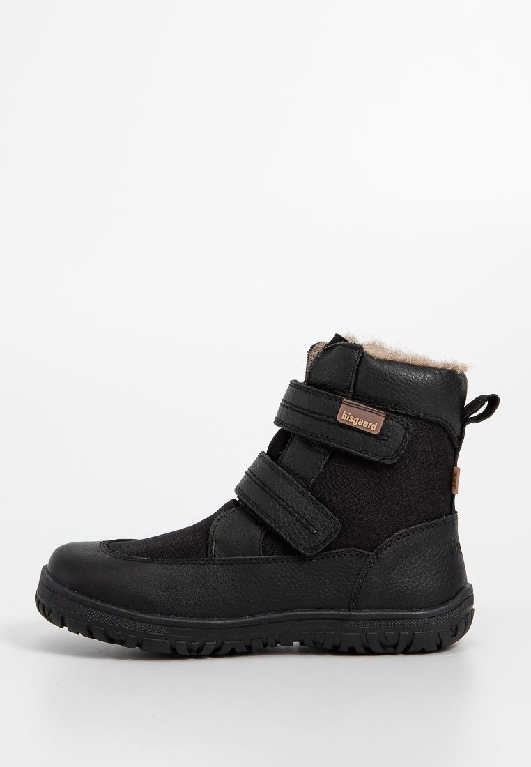 Schwarze Knöchelboots aus Leder und Textilmaterialien, mit zwei Klettverschlussriemen, einer strukturierten Sohle und einem Futter aus Fell an der Oberseite.