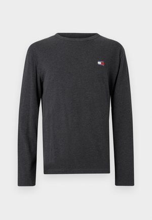 Langemouwen T-shirt in antracietgrijs van zacht katoen, met een klein logo op de linkerborst in rood en blauw. Ronde halslijn, minimalistisch ontwerp.