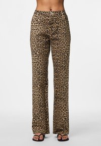 Pantaloni largi cu imprimeu leopard în nuanțe de bej și negru, cu talie înaltă, bucle pentru curea și buzunare frontale. Confecționați dintr-un material moale, texturat.