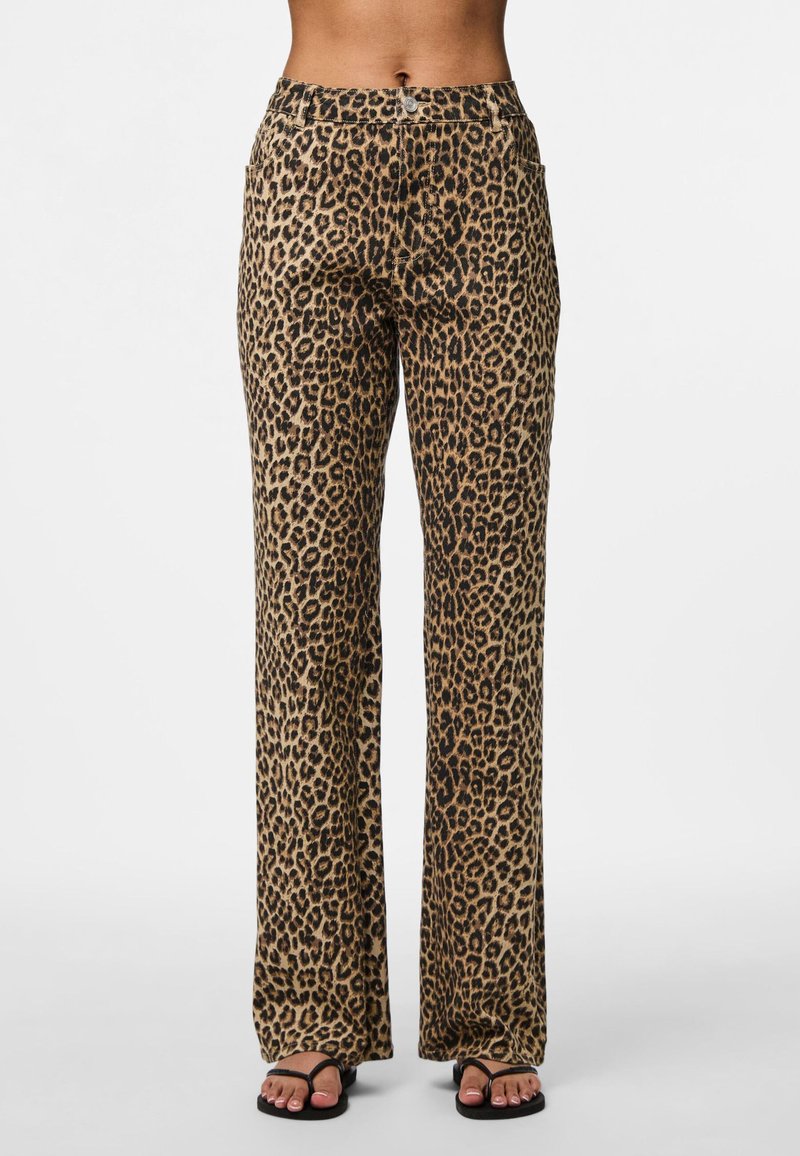 Pantaloni largi cu imprimeu leopard în nuanțe de bej și negru, cu talie înaltă, bucle pentru curea și buzunare frontale. Confecționați dintr-un material moale, texturat.