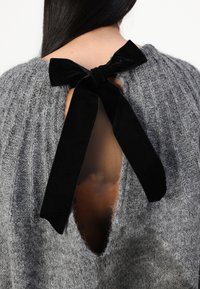 Noisy May NMSUTTON OPEN BACK BOW - Pullover - dark grey melange