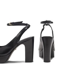 Czarne skórzane sandały na wysokim obcasie z grubym obcasem, paskiem wokół kostki oraz gładką teksturą. Widoki z boku i z tyłu ukazują projekt.