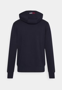 Donkerblauwe hoodie met lange mouwen, ribgebreide manchetten en zoom, en een klein Tommy Hilfiger vlaglogo op de achterkant van de capuchon.