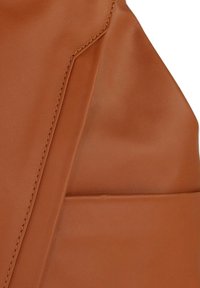 Bruine leren handtas met een gladde textuur, gestikte accenten, een hoekig ontwerp en een voorvak met een subtiele glans.