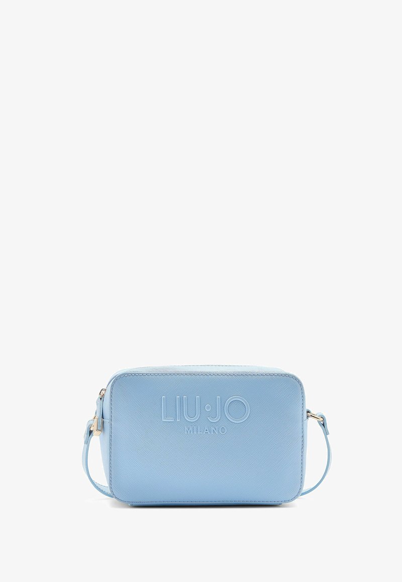 Borsa a tracolla in pelle azzurro chiaro con forma rettangolare, caratterizzata da un marchio in rilievo e una tracolla rimovibile. Texture liscia con accenti minimi.