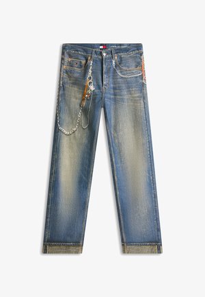 Blauwe, vervaagde jeans met rechte pijpen en bedrukte ketting- en sleutelmotieven op de voorzakken en bovenbenen.