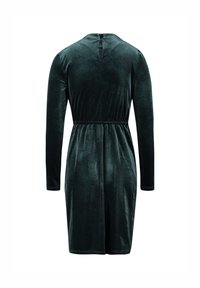 Ciemnozielona sukienka z aksamitu z długimi rękawami, dopasowaną talią i małym otworem w kształcie klucza z tyłu. Gładka tekstura na całej powierzchni.