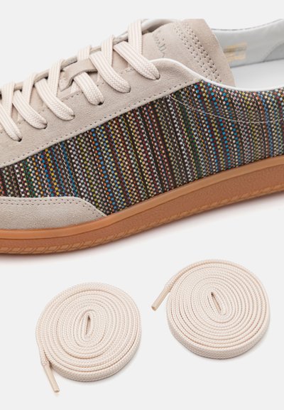 Sneaker con una tomaia in suede beige, pannelli laterali in tessuto a righe multicolori, suola in gomma e lacci rotondi beige.