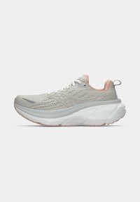 Zapatilla de running gris claro con upper de malla transpirable, acentos en blanco y suave rosa, suela gruesa y acolchada, y sistema de cordones.