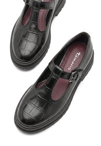 Chaussures brillantes noires à bride en T avec boucle, texturées avec un motif crocodile, semelles intérieures rembourrées violettes portant la marque Tamaris, taille 37.