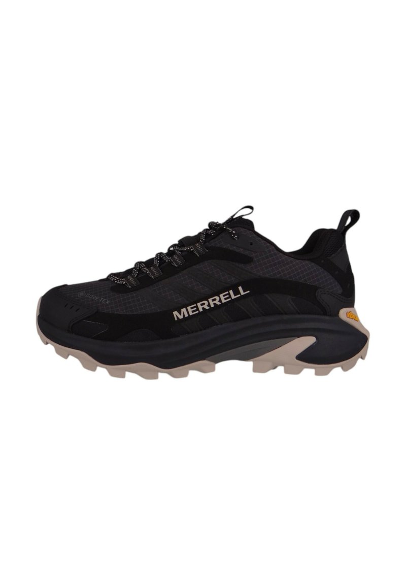 Czarne buty trekkingowe z teksturowaną cholewką, ochronną osłoną na palce oraz solidną podeszwą. Akcentowane szarymi wzorami oraz logotypem Merrell.