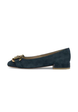 Ballerines en daim d'un bleu sarcelle profond avec un bout pointu. Présentent un accent boucle en ton doré et un petit talon carré. Une texture lisse complète le look.