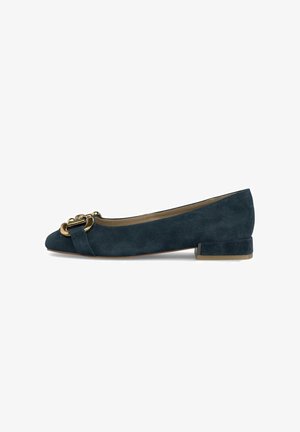 Ballerines en daim d'un bleu sarcelle profond avec un bout pointu. Présentent un accent boucle en ton doré et un petit talon carré. Une texture lisse complète le look.