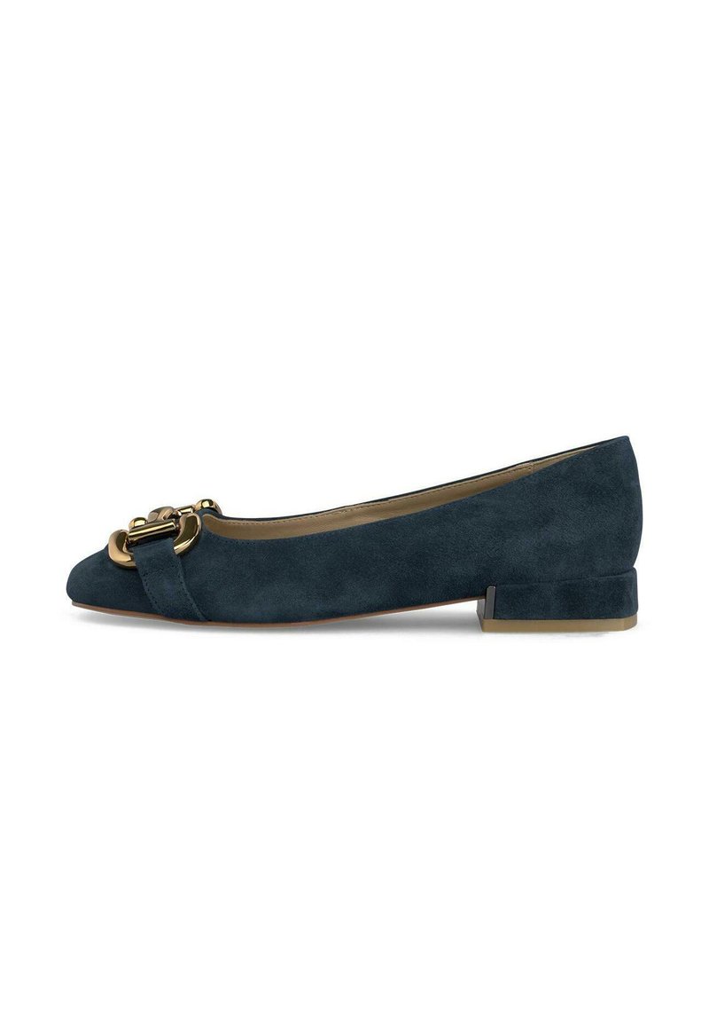 Ballerina in suede di un profondo teal con punta a forma appuntita. Caratterizzata da una fibbia in tonalità oro e un tacco quadrato basso. La texture liscia completa il look.