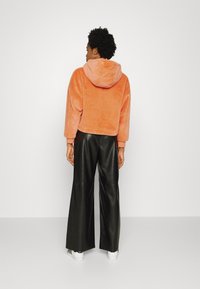 Karl Kani VARSITY HOODIE - Vesta od flisa - orange