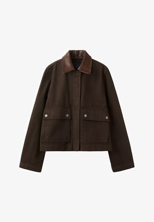 Veste marron foncé avec un col en cuir, une fermeture éclair frontale recouverte par un rabat, et deux grandes poches avant avec boutons-pression.